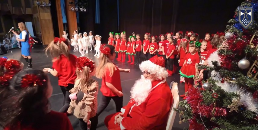 mos craciun a venit la serbarea de final de an a gimnasticii aerobice video 693fdf04330a9