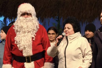 mos craciun intampinat cu zambete si colinde la cumpana 6935887a5836f