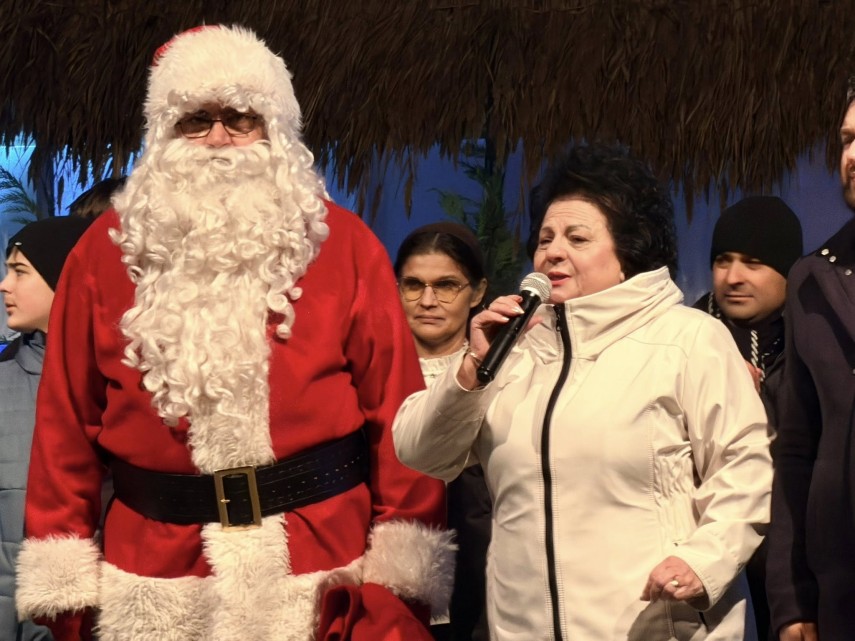 mos craciun intampinat cu zambete si colinde la cumpana 6935887a5836f