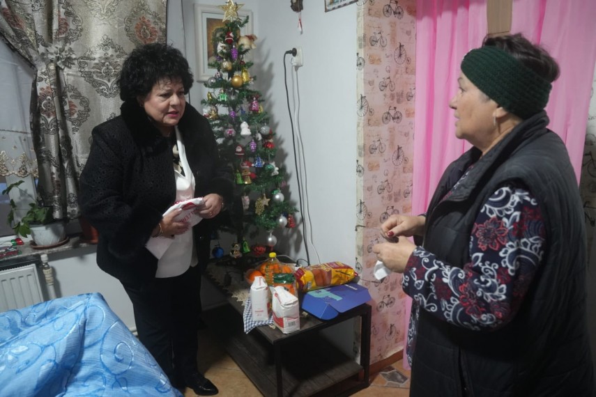 pachete cu alimente oferite batranilor si persoanelor in dificultate din comuna cumpana 694a40d7b0682