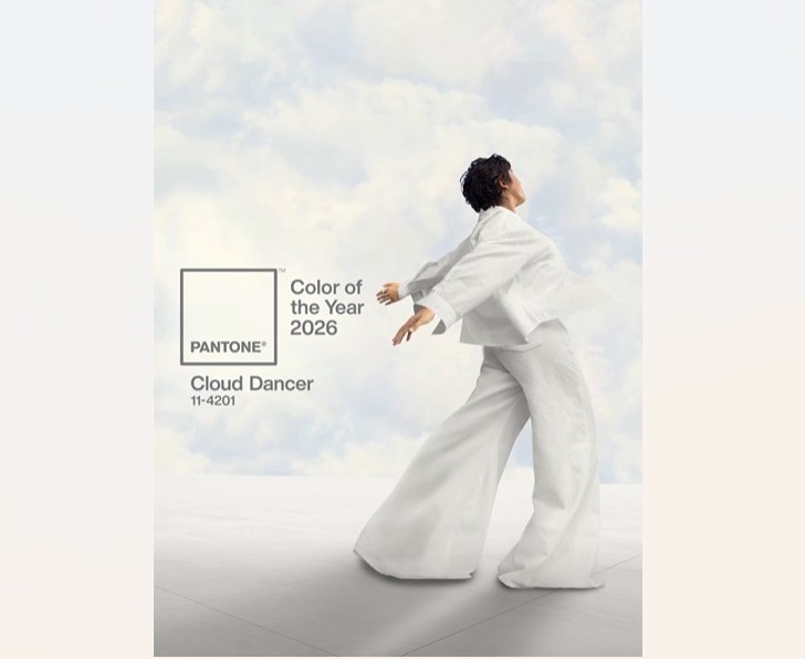 pantone a desemnat culoarea anului 2026 actioneaza ca o soapta de calm intr o lume zgomotoasa 6931ea1803517