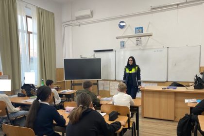 politistii din tulcea au vorbit cu elevii despre prevenirea bullying ului a drogurilor si a riscurilor din mediul online 6931d3c770c6a
