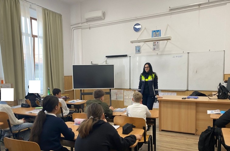 politistii din tulcea au vorbit cu elevii despre prevenirea bullying ului a drogurilor si a riscurilor din mediul online 6931d3c770c6a