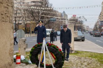 presedintele nicusor dan a depus o coroana de flori la monumentul eroilor din piata unviersitatii in memoria martirilor revolutiei din 1989 6947dd30f0338