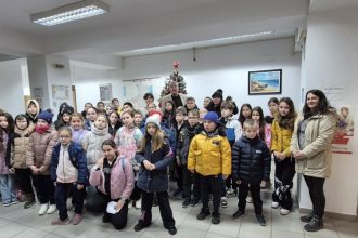 primarul comunei tuzla colindat de elevi 6946a8633fbcc