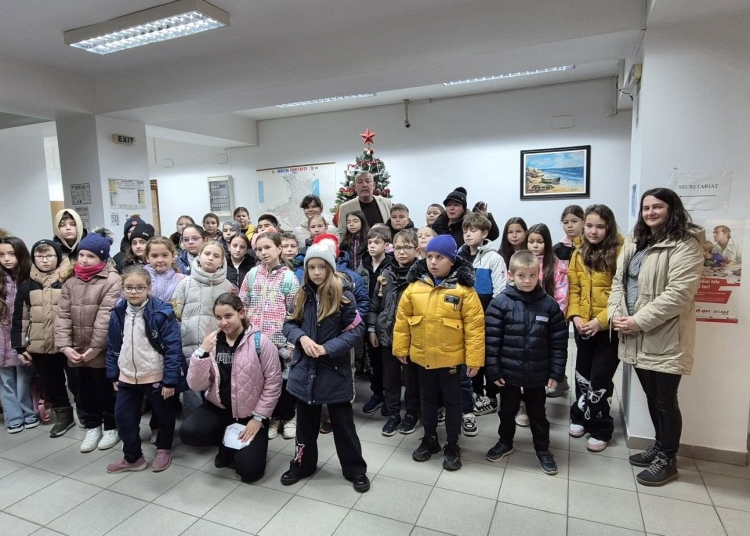 primarul comunei tuzla colindat de elevi 6946a8633fbcc