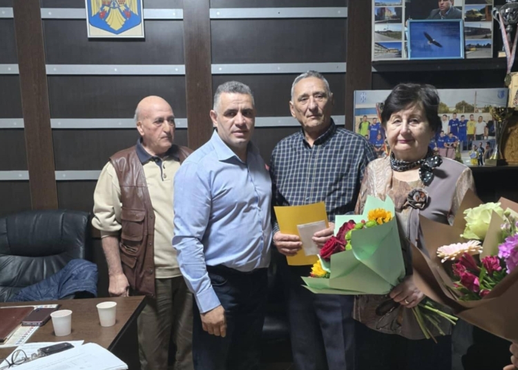 primarul vasile delicoti felicita familiile longevive din poarta alba 50 de ani de casnicie si iubire