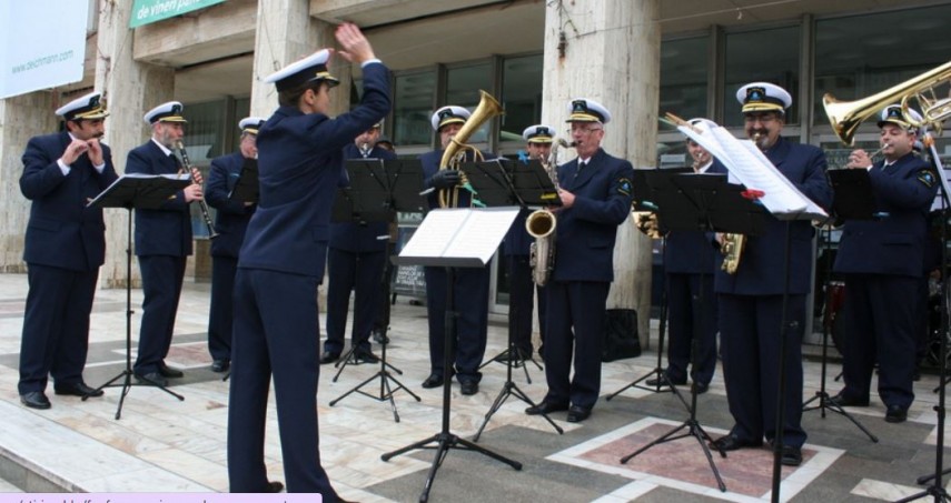 seri muzicale cu fanfara muzica apelor in piata ovidiu din constanta 693039a01e2cc