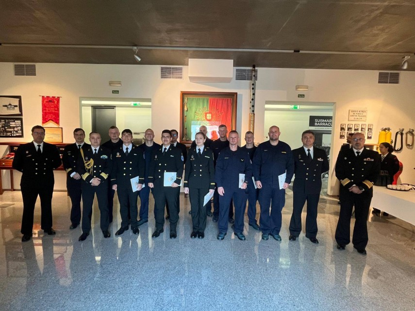 trei ofiteri romani de marina au participat la un modul de instruire la bordul unui submarin portughez 693713ed99747