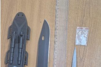 trei tineri prinsi de jandarmi in constanta cu arme albe si substante susceptibile a fi interzise 6947b301d7f4b