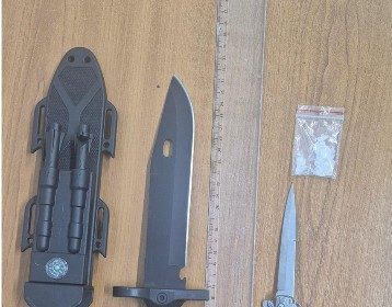 trei tineri prinsi de jandarmi in constanta cu arme albe si substante susceptibile a fi interzise 6947b301d7f4b