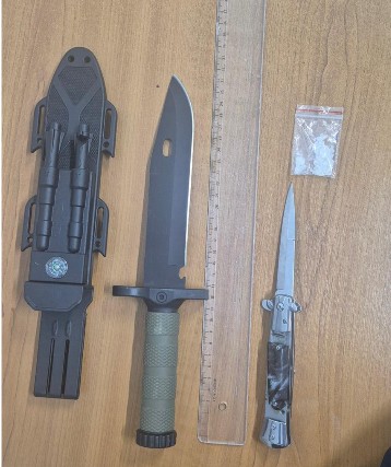 trei tineri prinsi de jandarmi in constanta cu arme albe si substante susceptibile a fi interzise 6947b301d7f4b