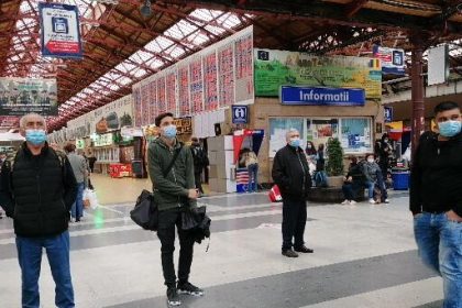 un barbat s a urcat pe acoperisul garii de nord bucuresti 693fe4c1beb6a