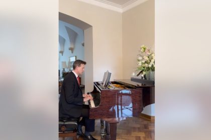 un gand de sarbatori din partea ambasadorului giles portman si a echipei ambasadei britanice la bucuresti 694be6b6e5583