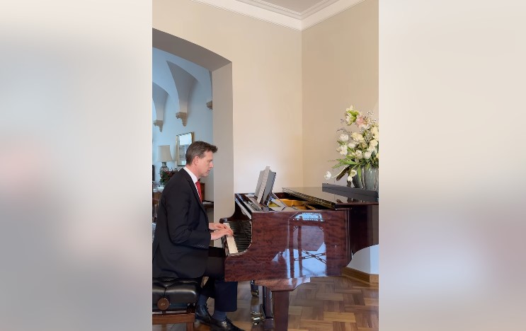 un gand de sarbatori din partea ambasadorului giles portman si a echipei ambasadei britanice la bucuresti 694be6b6e5583