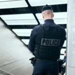 un roman a fost arestat la paris dupa ce a atacat cu un ciocan pasageri de la metroul din capitala franceza 6953fac35d171