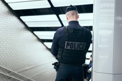 un roman a fost arestat la paris dupa ce a atacat cu un ciocan pasageri de la metroul din capitala franceza 6953fac35d171