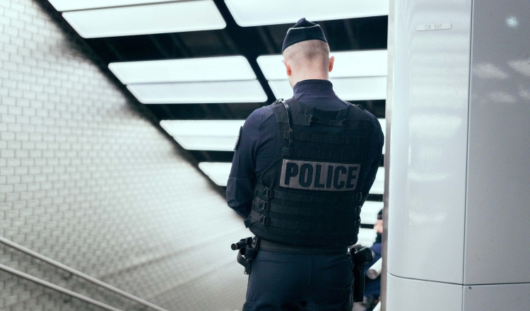 un roman a fost arestat la paris dupa ce a atacat cu un ciocan pasageri de la metroul din capitala franceza 6953fac35d171