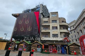 ursuletii de plus dati jos de pe cladirea din piata ovidiu din constanta 692fe7467d58c