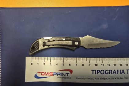 va tai degetele daca nu sunteti cuminti o profesoara a scos briceagul la elevi 693a6eb6eb3d3