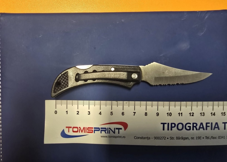 va tai degetele daca nu sunteti cuminti o profesoara a scos briceagul la elevi 693a6eb6eb3d3