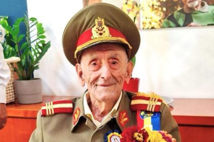 veteran de razboi in varsta de 107 ani decorat de presedintele nicusor dan de ziua nationala a romaniei 692d3eba38bb2