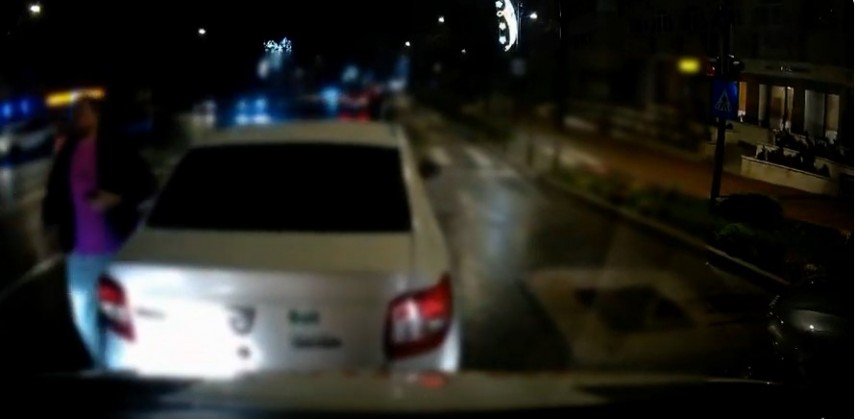 video imagini din trafic in care un sofer blocheaza ambulanta 6936874d2cdf6