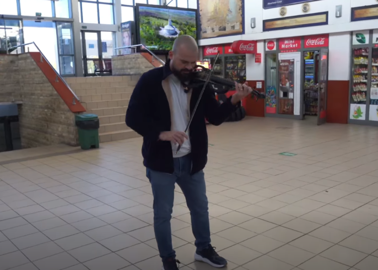 video imnul romaniei a rasunat in gara cfr constanta 692d81719cd7b