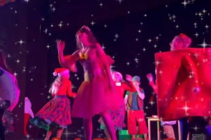 video magia craciunului ajunge la cumpana studentii de la universitatea ovidius aduce un spectacol de poveste in targul de craciun 693d457536cbb