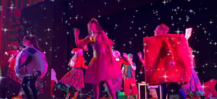 video magia craciunului ajunge la cumpana studentii de la universitatea ovidius aduce un spectacol de poveste in targul de craciun 693d457536cbb