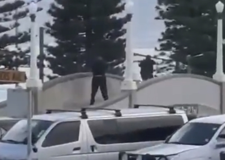 video masacru pe o plaja din sydney mai multe persoane ucise de doi lunetisti in haine negre 693ec8174914a