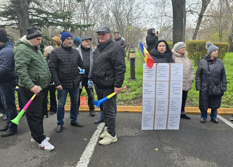 video protest al angajatilor ct bus in fata primariei constanta 694a8f7a3fbf5