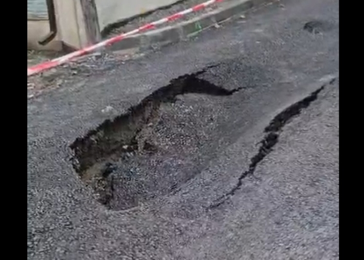 video s a surpat asfaltul pe strada mihai viteazu din tulcea miercuri incep reparatiile 692f32f00d695