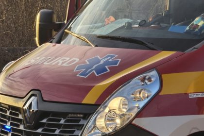 video un sofer de 26 de ani a patruns pe contrasens a lovit un copac apoi a intrat cu masina in masinile smurd venite sa ii acorde ajutor 69347ed3831b1