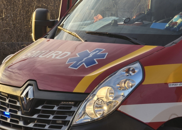 video un sofer de 26 de ani a patruns pe contrasens a lovit un copac apoi a intrat cu masina in masinile smurd venite sa ii acorde ajutor 69347ed3831b1