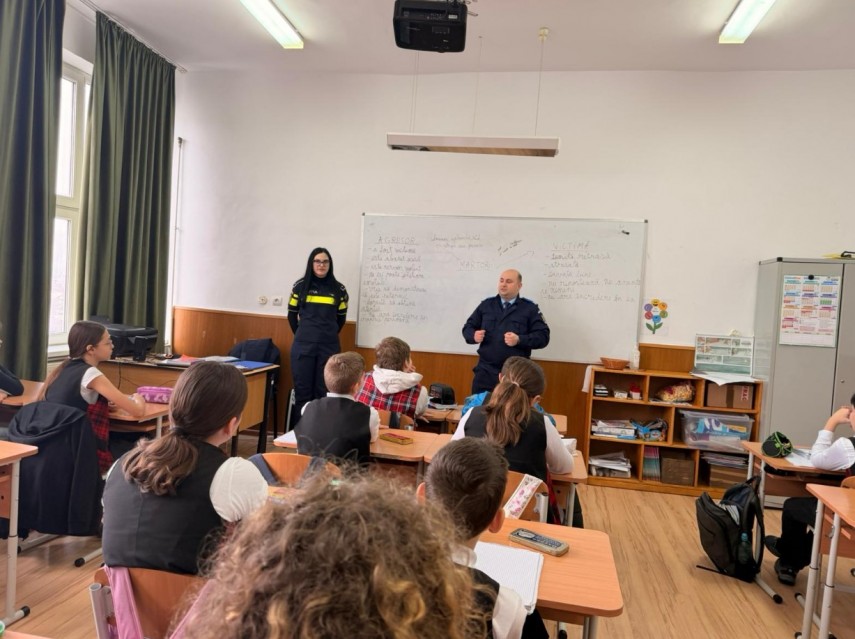 actiune a politistilor in doua scoli din municipiul tulcea prevenirea bullying ului si cyberbullying ului in atentia oamenilor legii 696a4e978976e