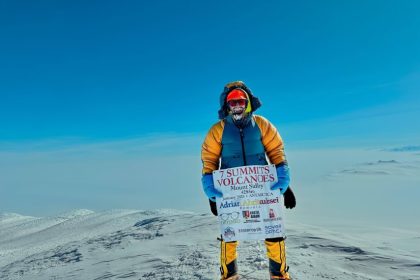 alpinistul roman adrian ahritculesei atinge polul sud si bifeaza o premiera nationala in antarctica 696225d64f38b
