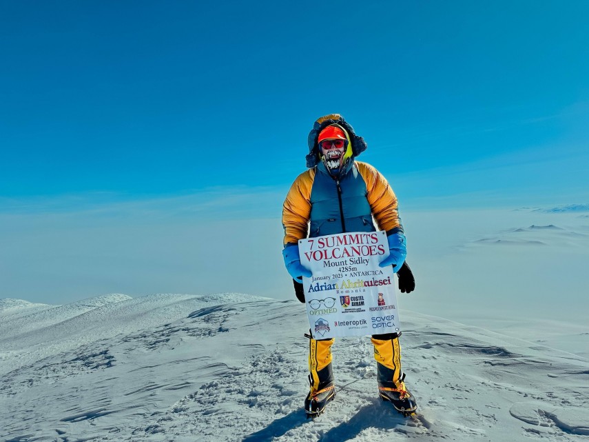 alpinistul roman adrian ahritculesei atinge polul sud si bifeaza o premiera nationala in antarctica 696225d64f38b