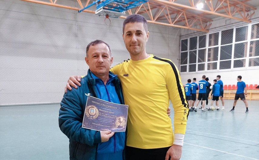 antrenorul iulian baraitaru distinctie primita din partea comisiei judetene de arbitri constanta galerie foto 6969073ecbb72