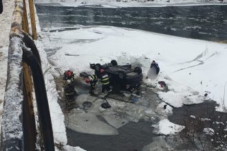 autoturism rasturnat in albia raului bistrita la vatra dornei sase persoane intre care patru copii transportate la spital 695cd9b209bd1