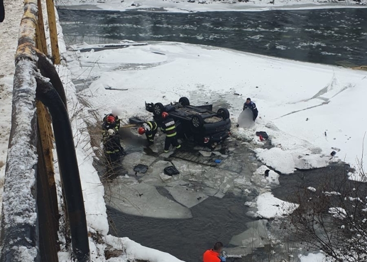 autoturism rasturnat in albia raului bistrita la vatra dornei sase persoane intre care patru copii transportate la spital 695cd9b209bd1