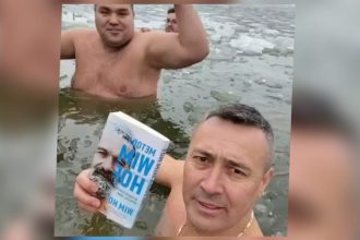 baie la copca pe lacul siutghiol mai multi barbati din constanta sfideaza gerul si frigul 6968fcd0ebc8d