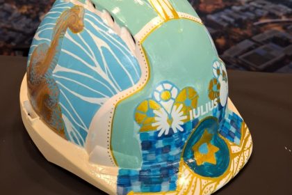 compania iulius a invitat elevii colegiului national de arte regina maria din constanta sa se exprime artistic pe un sevalet atipic casti de protectie pe santier 6978c86d2179c