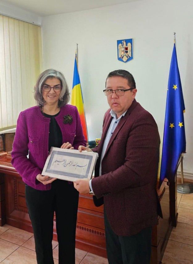 consulul general al republicii turcia la constanta derya dingiltepe a fost primita de muftiul muurat iusuf la sediul muftiatului cultului musulman din romania 696fbe81f3039