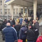 cozi mari la intrarea pentru vizite la spitalul judetean constanta dupa restrictiile impuse din cauza gripei 69623b565f376
