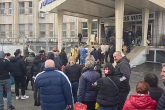 cozi mari la intrarea pentru vizite la spitalul judetean constanta dupa restrictiile impuse din cauza gripei 69623b565f376