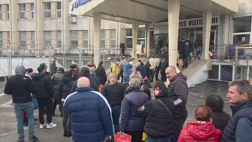 cozi mari la intrarea pentru vizite la spitalul judetean constanta dupa restrictiile impuse din cauza gripei 69623b565f376