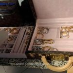 doua femei venite din dubai voiau sa introduca ilegal in tara bijuterii ceasuri si sume mari de bani de pana la 3 milioane euro ascunse in bagaje 69625eef42bfe