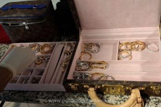 doua femei venite din dubai voiau sa introduca ilegal in tara bijuterii ceasuri si sume mari de bani de pana la 3 milioane euro ascunse in bagaje 69625eef42bfe