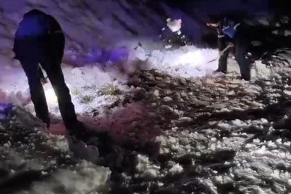 familie cu doi copii salvata de jandarmii montani dupa ce a ramas blocata in zapada la poarta raiului 695d5f3b41c38